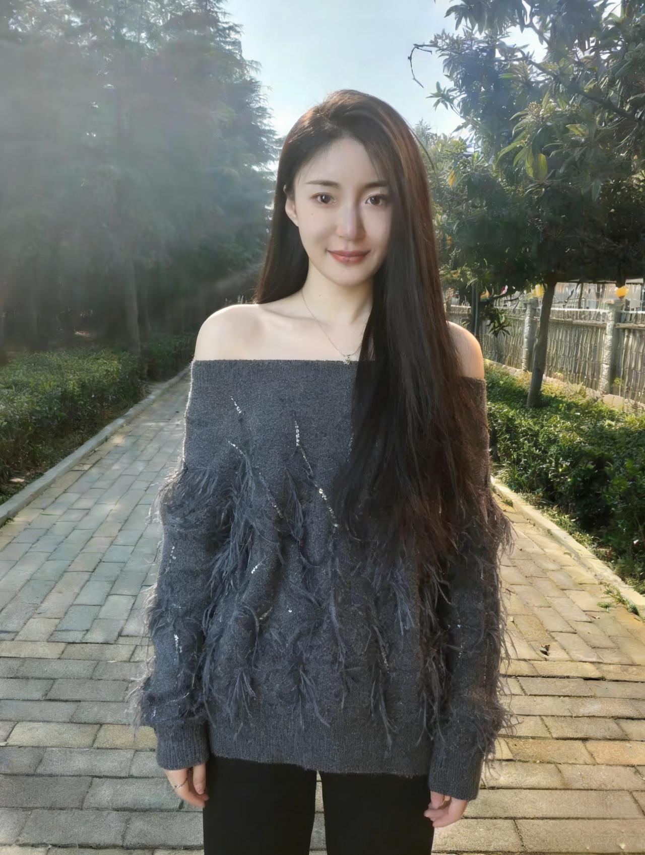 晴云舒卷覆遥岑，翠木阴阴覆远林。
漫步郊园心自畅，一蓑风月任浮沉。