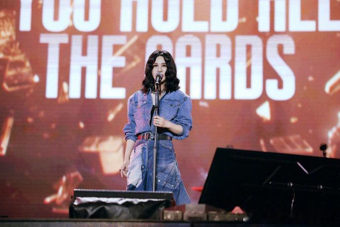 尚雯婕你参加音乐节还带教材啊五一假期尚雯婕太拼啦！接连亮相天津泡泡岛和庐山音乐节