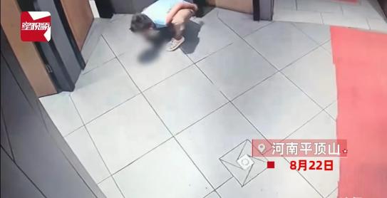 “他还只是个孩子！”河南，女子上厕所时，突然发现10岁男孩正在缝隙里偷窥，恼羞成