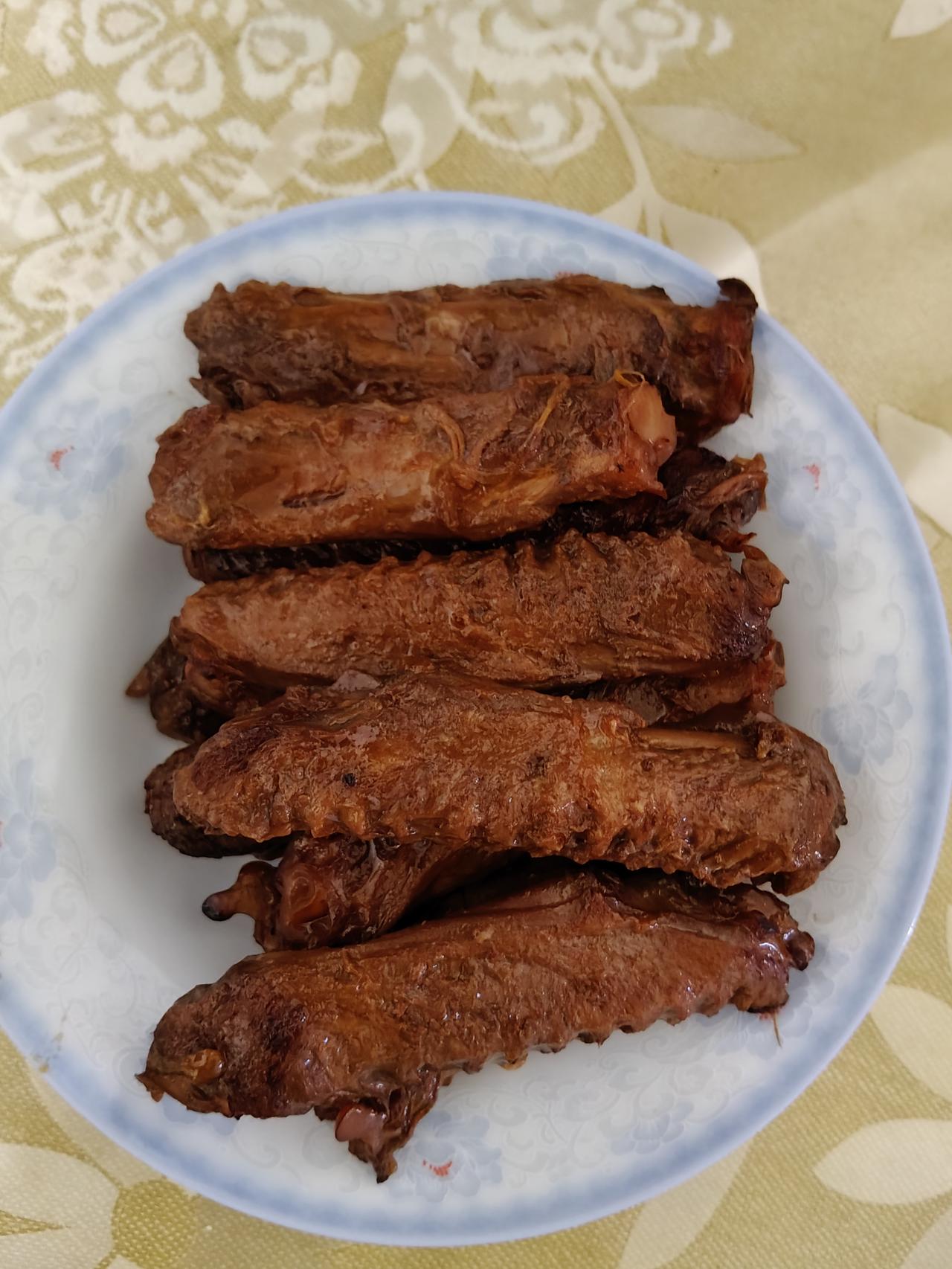自制酱鸭翅
好久没吃酱鸭翅，昨天在首航超市看见生的鸭翅，买了一斤多。回来清洗泡水