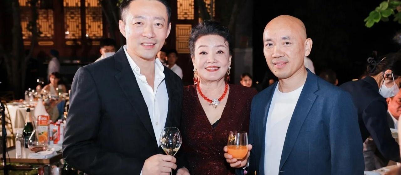 张兰家这学历，搁饭桌上聊起来，对面徐家能接话吗？

你想想那个画面——张兰她爸，
