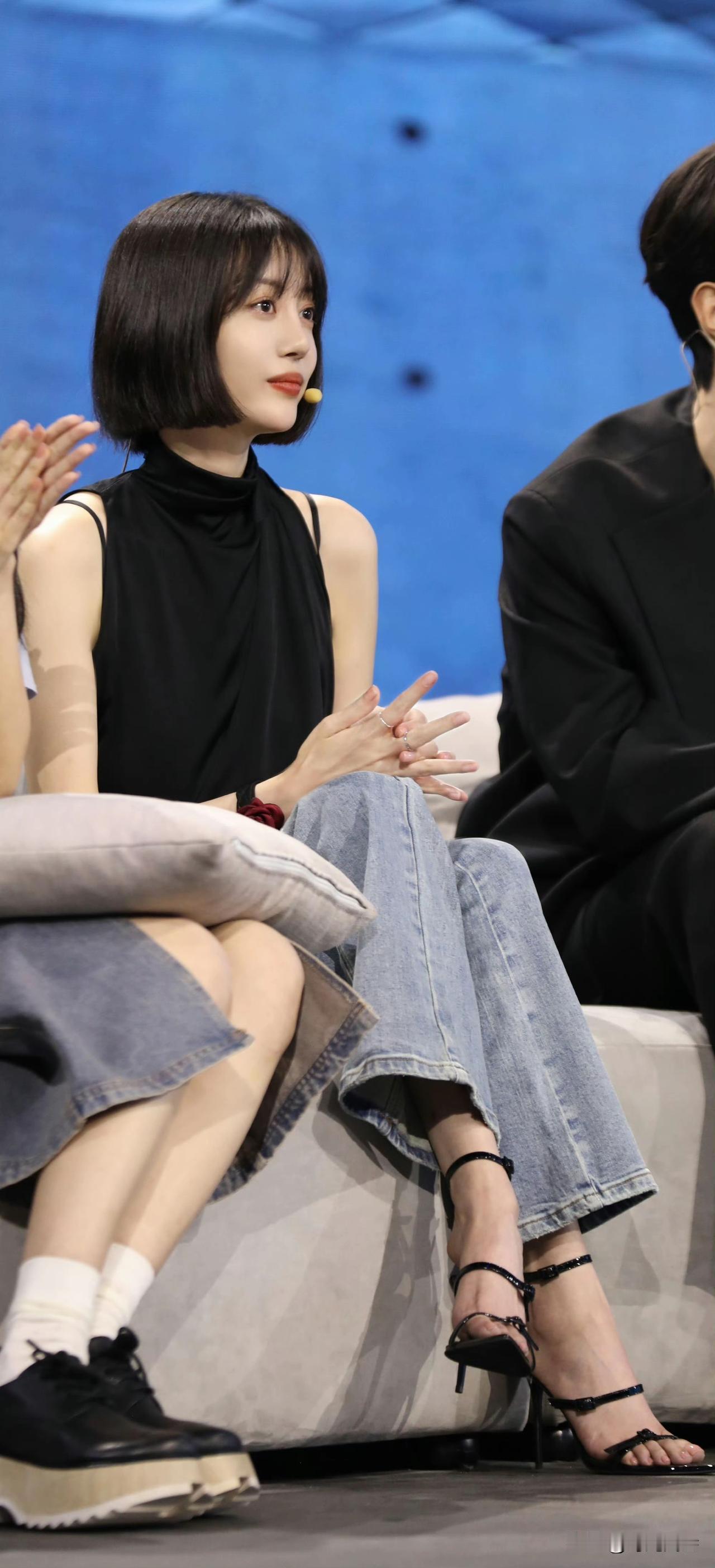 37岁的李溪芮短发造型干练又优雅，独特干净的气质很有魅力！