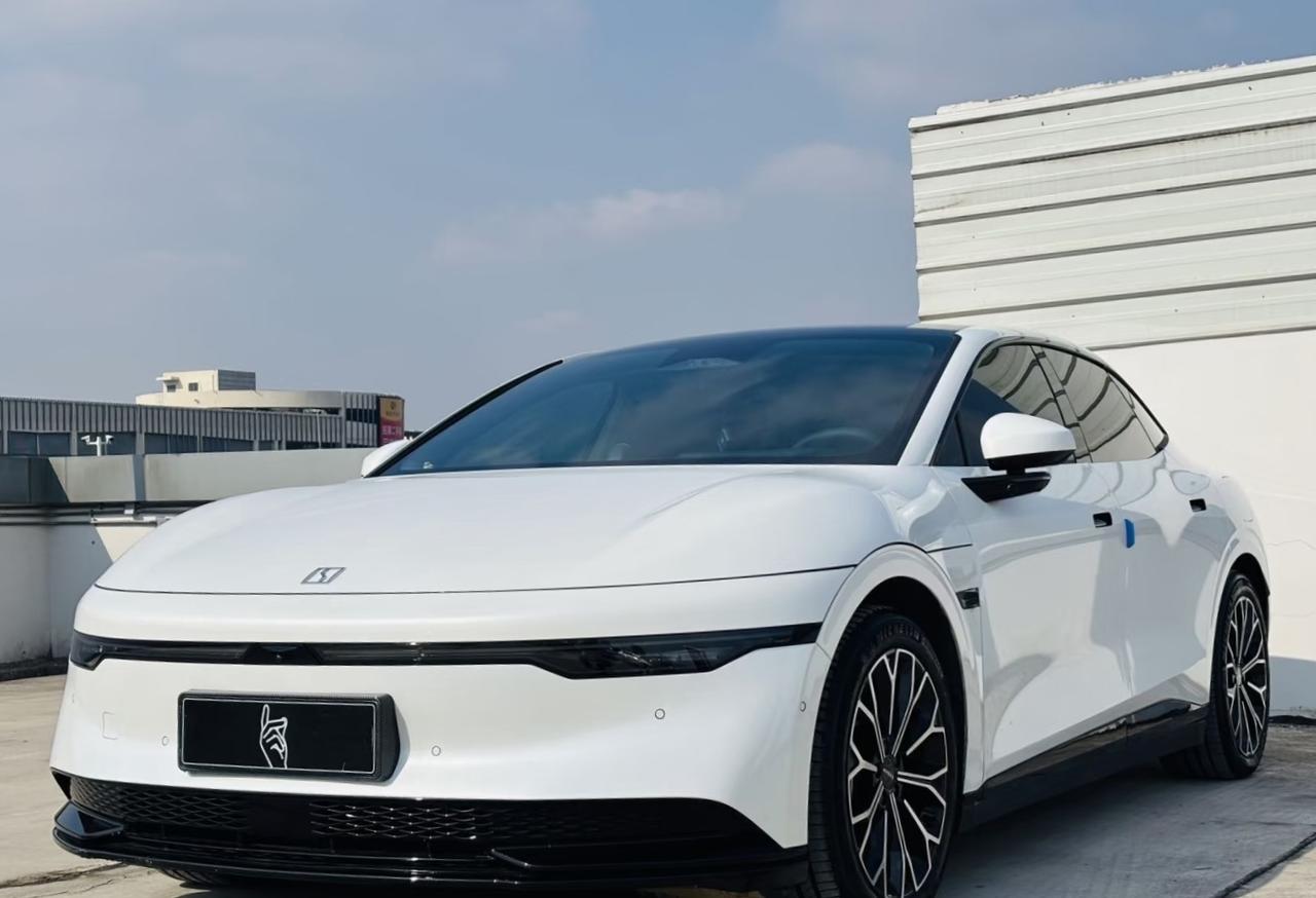 如果买车主要用于上下班通勤，偶尔有长途出行，并且喜欢外观好看、操控性好的车，并且