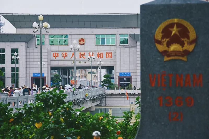 中方免签政策对中国旅游业影响巨大。从数据看，2024年2000多万外国人免签入境