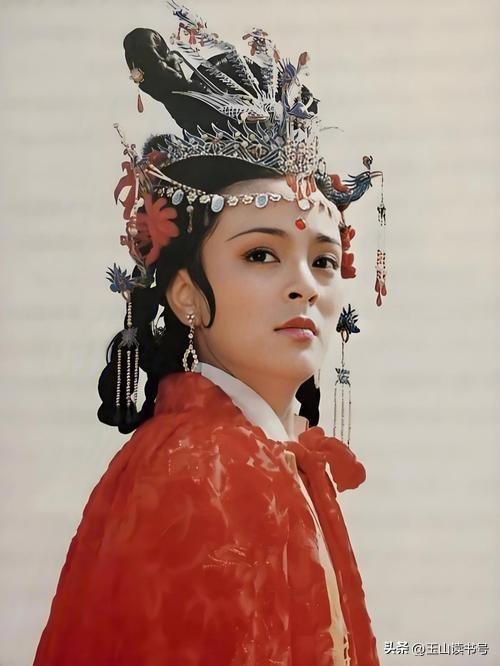 红楼梦第三十七回，为诗社活动，探春自号蕉下客，林黛玉开玩笑说，古人说蕉叶覆鹿，你