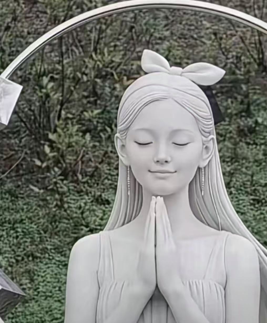 网友把大S的雕像改了一下，对比原来毫无辨识度的，大家觉得如何？？？？ 