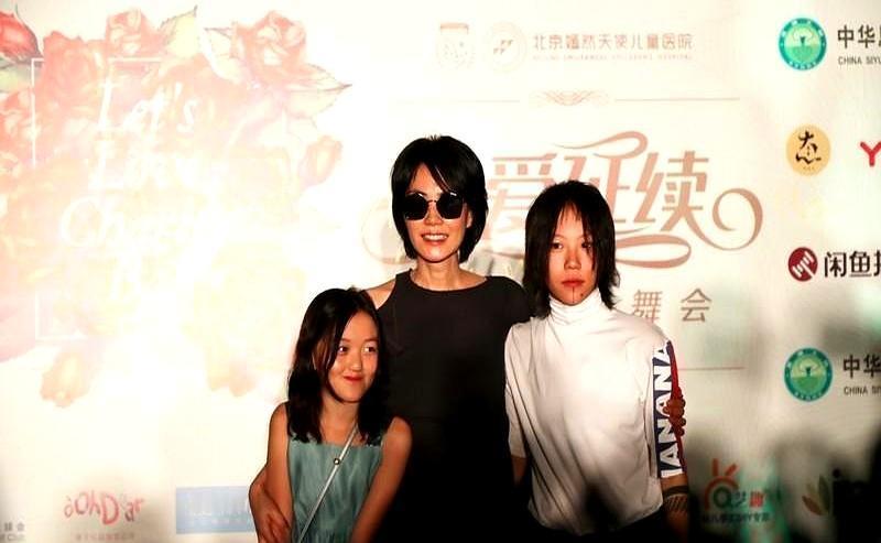 满分爸爸，不在福布斯榜
 
窦靖童一句“他做生意赔光，却是满分老爸”，把李亚鹏送