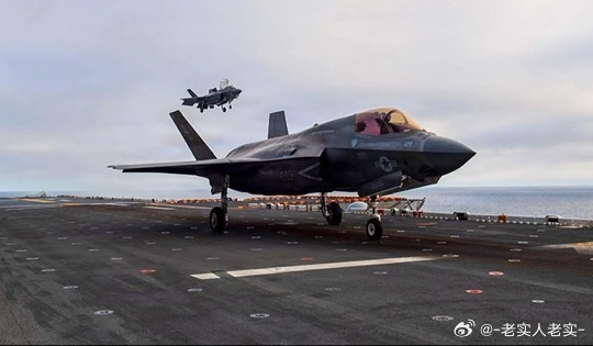 陆战队122中队的肥电B从拳师号闪电航母上进行起降训练，摄于3月21日中外舰闻外