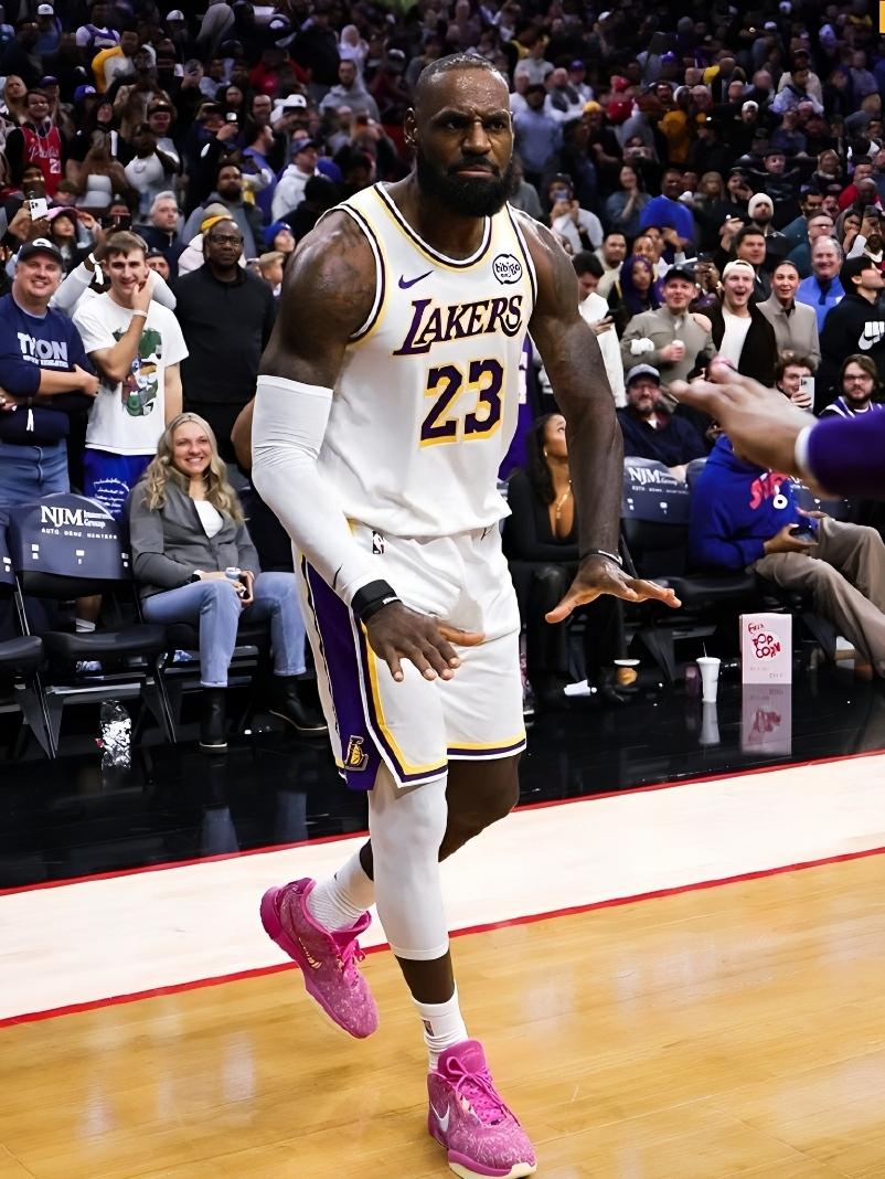 詹姆斯的状态回来了，把黑子打到自闭！

湖人客战76人，詹姆斯打出了赛季以来的最