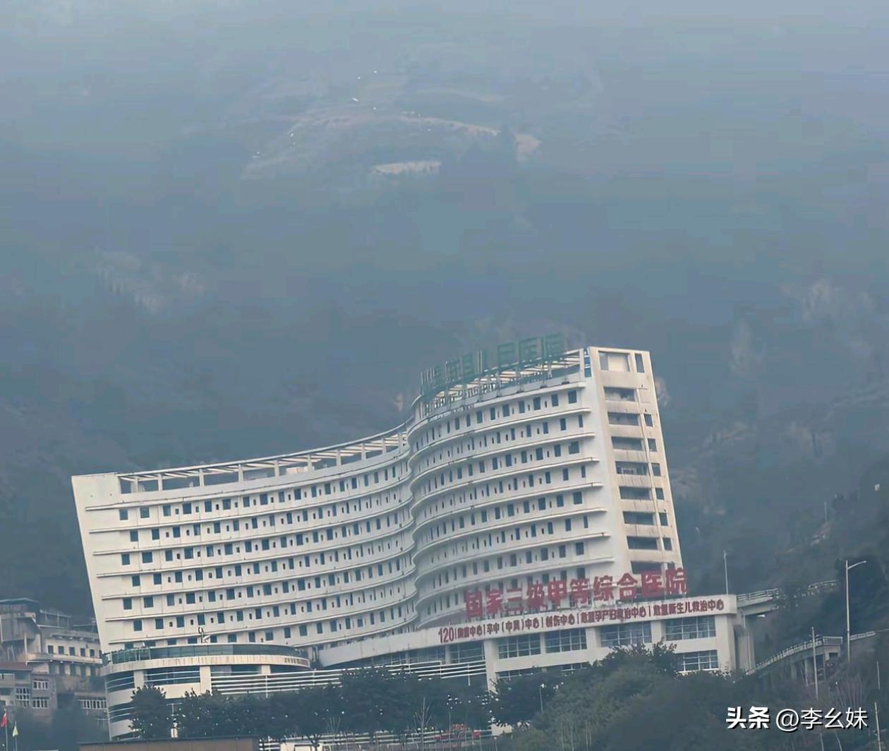 这楼是不是建歪了？