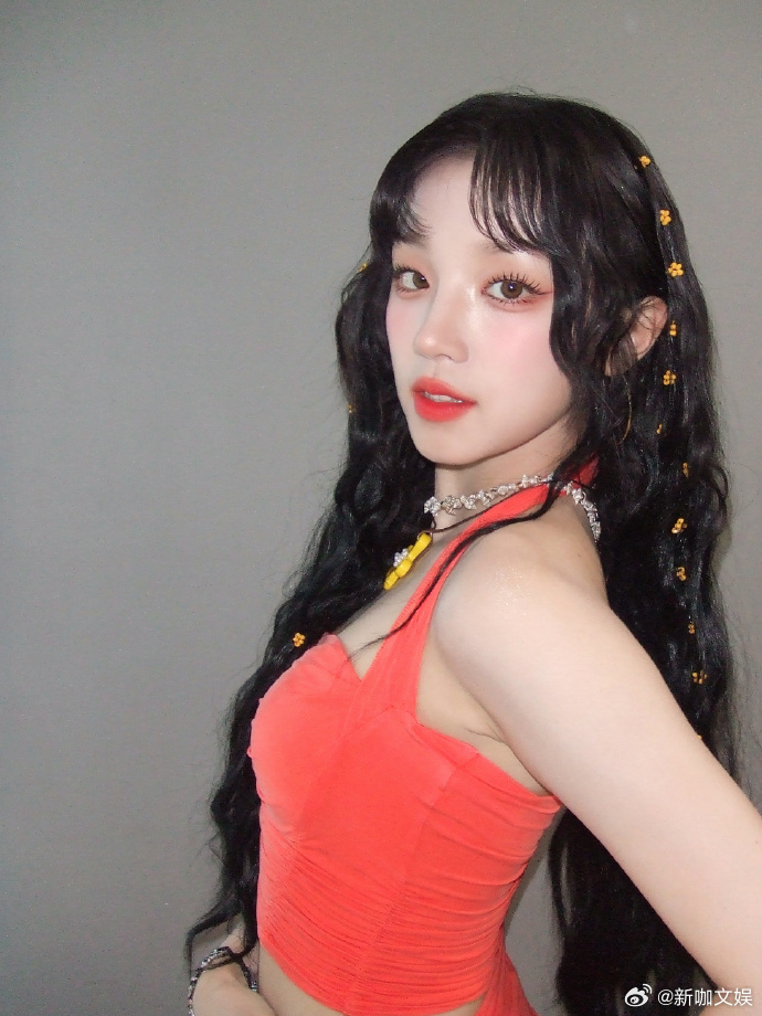 #宋雨琦吊带露腰裙##宋雨琦A感卷发# 宋雨琦的这一装扮，吊带露腰裙配上A感卷发