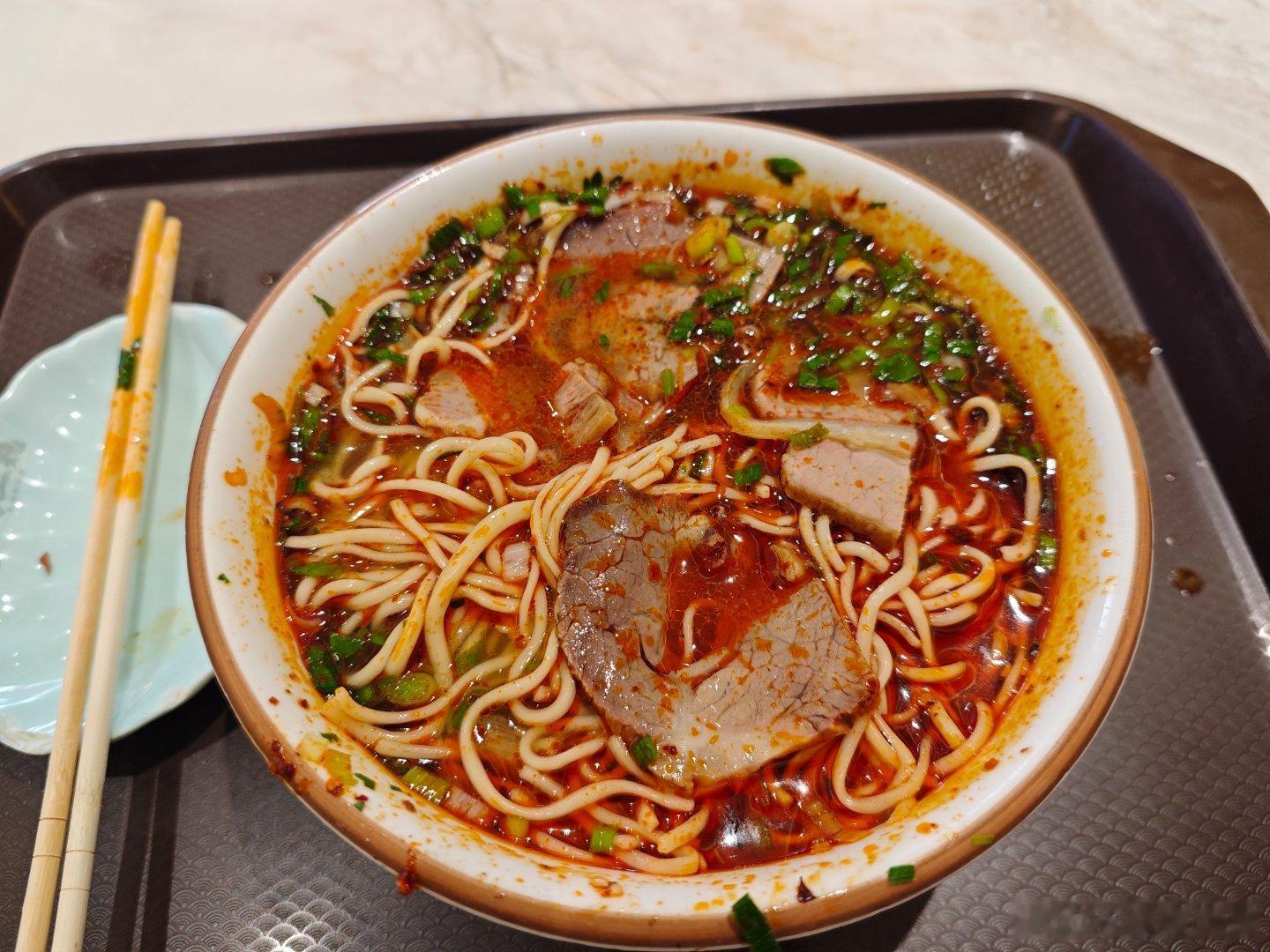 在兰州吃了一碗兰州牛肉面，感觉牛肉确实是很好吃，面也很劲道。