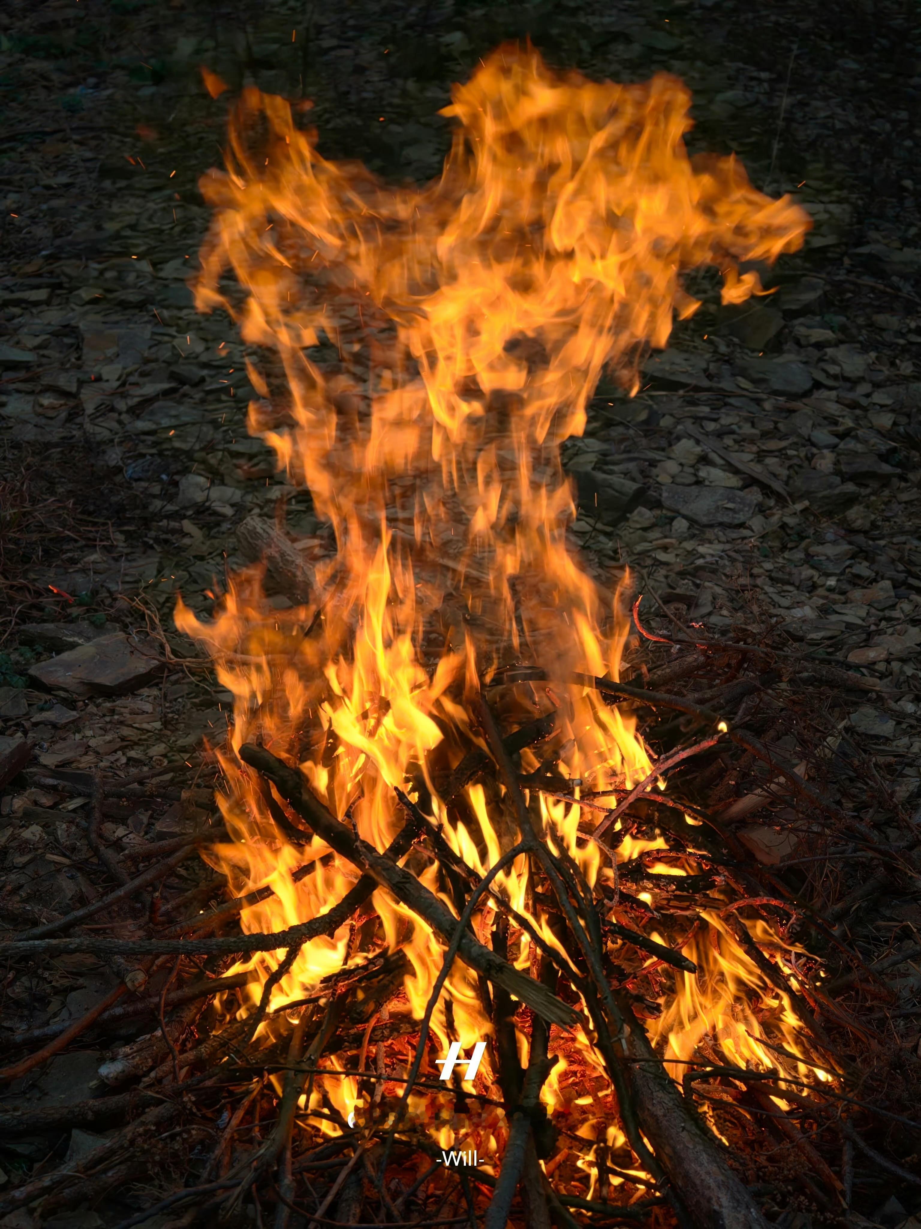 关于"火"的记录，避不开高光的过曝，findx9很好的处理了这一点。OPPO F