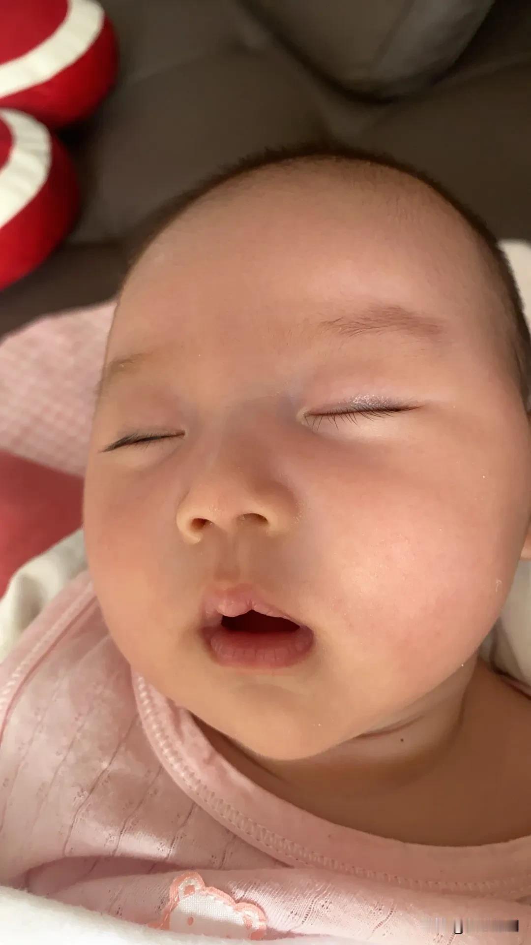 记录我的12月宝子们！12月我华丽变身姥姥啦！小外孙女简直就是个超萌的糯米糍，嫩