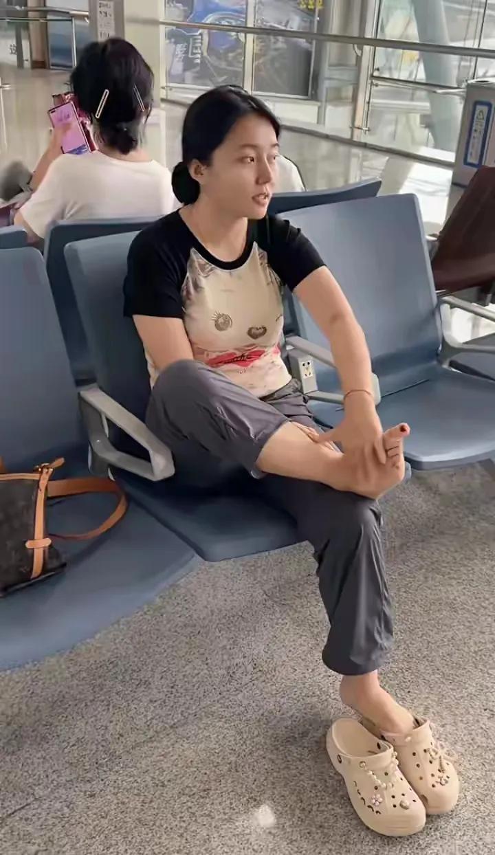 假如第一次相亲，碰到相亲女在公共场合坐姿不雅，你会有什么想法，接下来你会怎么做。