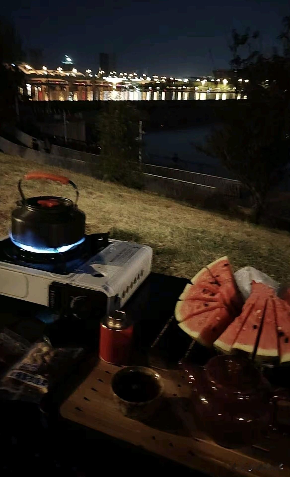我能跟你玩，说明你的人不差，你能选择我，说明我这人还行，人与人之间的相处从来都是