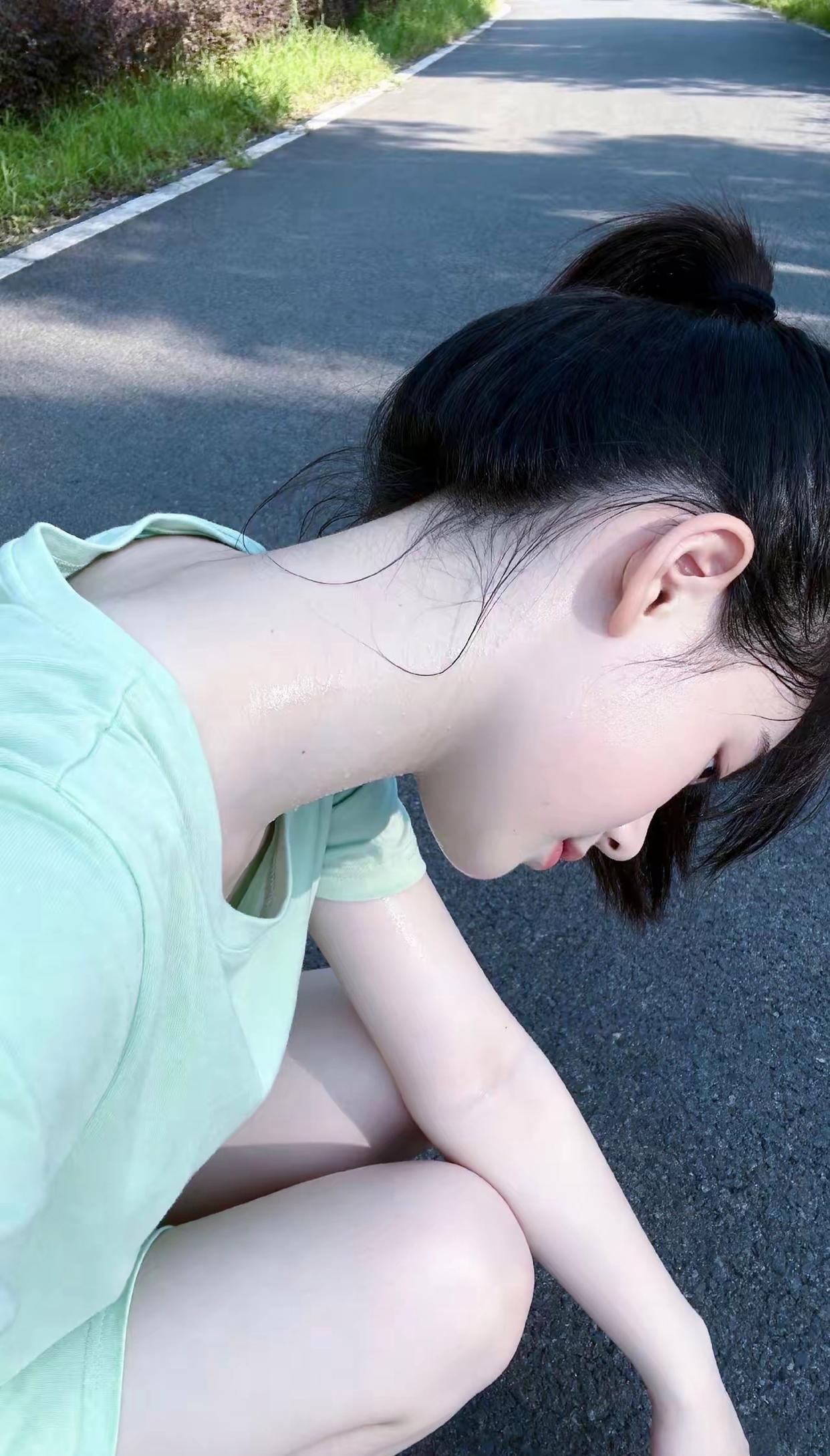 阳光吻过她的额头
汗水是努力的徽章
闪耀着青春独有的光芒