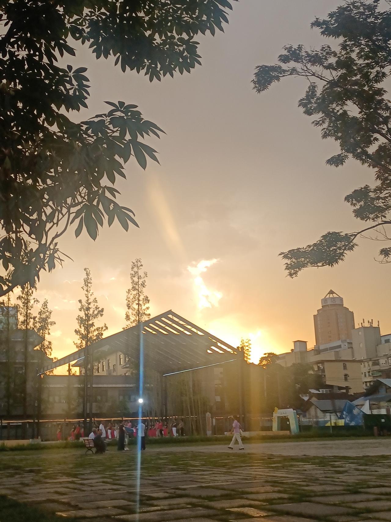 【夏之韵·光芒四射的夕阳】记录我的2026
光芒四射的夕阳，
棉棉软软的小雨，