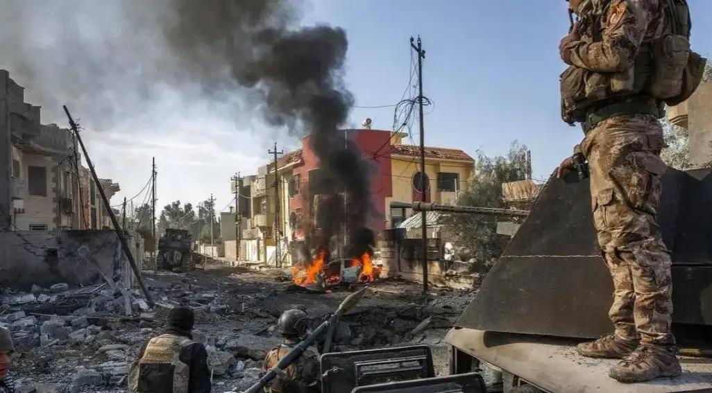 没有预警，没有缓冲，冲突在一夜之间失控升级，直接撕开了两国矛盾的口子。2月26日