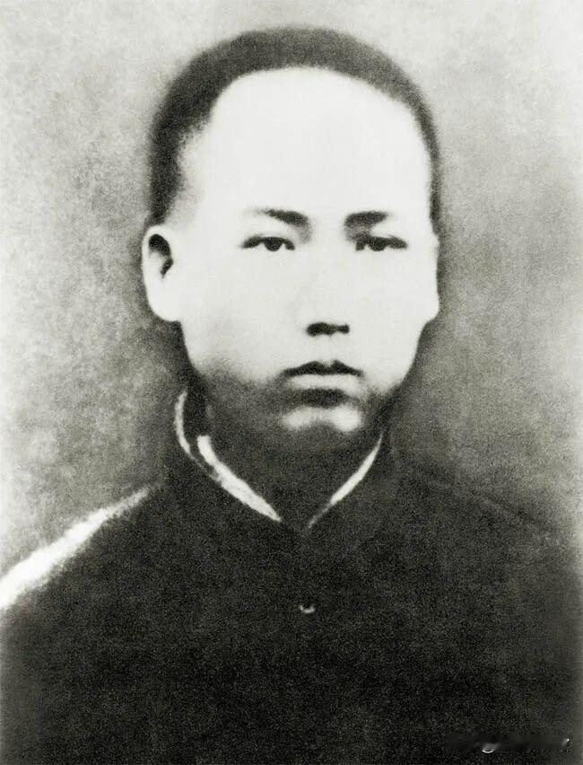 1913年，在湖南省立第四师范学校求学时的毛泽东。
青年时代毛泽东。
