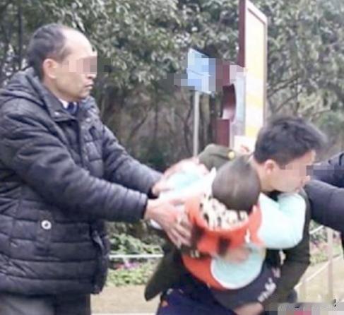 广西，一大爷孙子被人贩子拐走，老人拼命寻找，终于将人贩子截住，大爷一气之下，对着