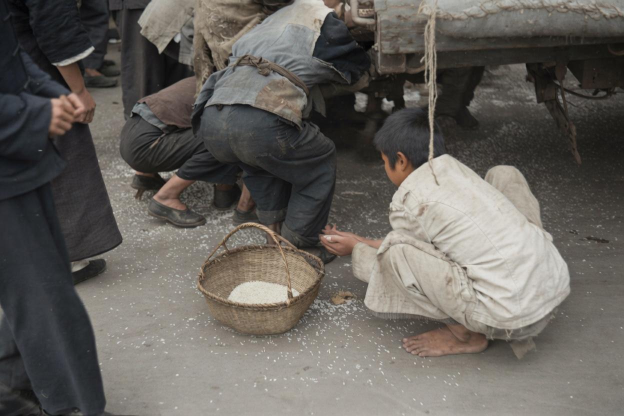 1937年，上海街头，战火下的乱世，粮食极度紧缺，市面物资匮乏，普通人连最基础的