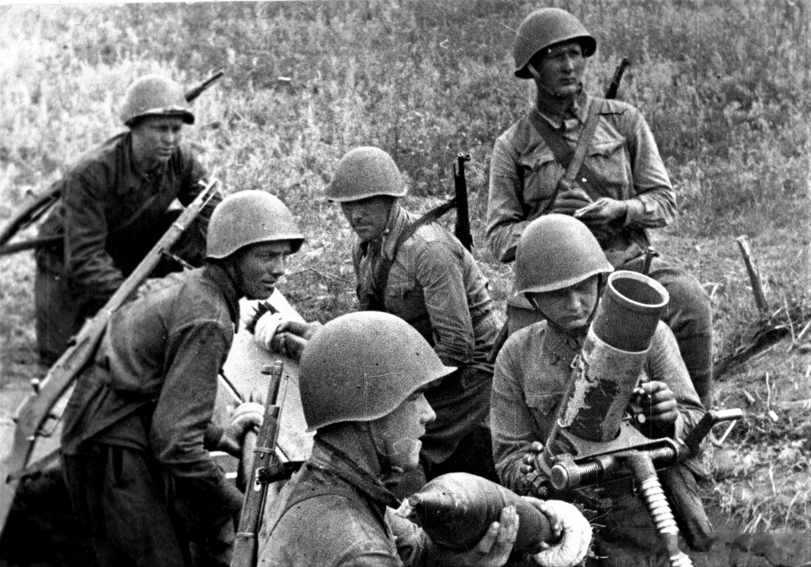 1942年苏军步兵第309师1门1941年式ПМ-41型120毫米迫击炮在发射阵