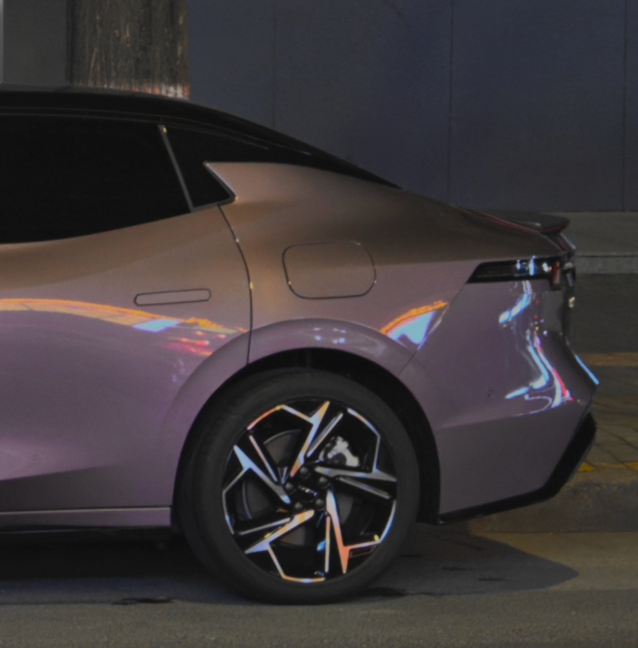 看后门窗线，很显然不是用07在“最小变化”下改旅行车的，这是好事啊 