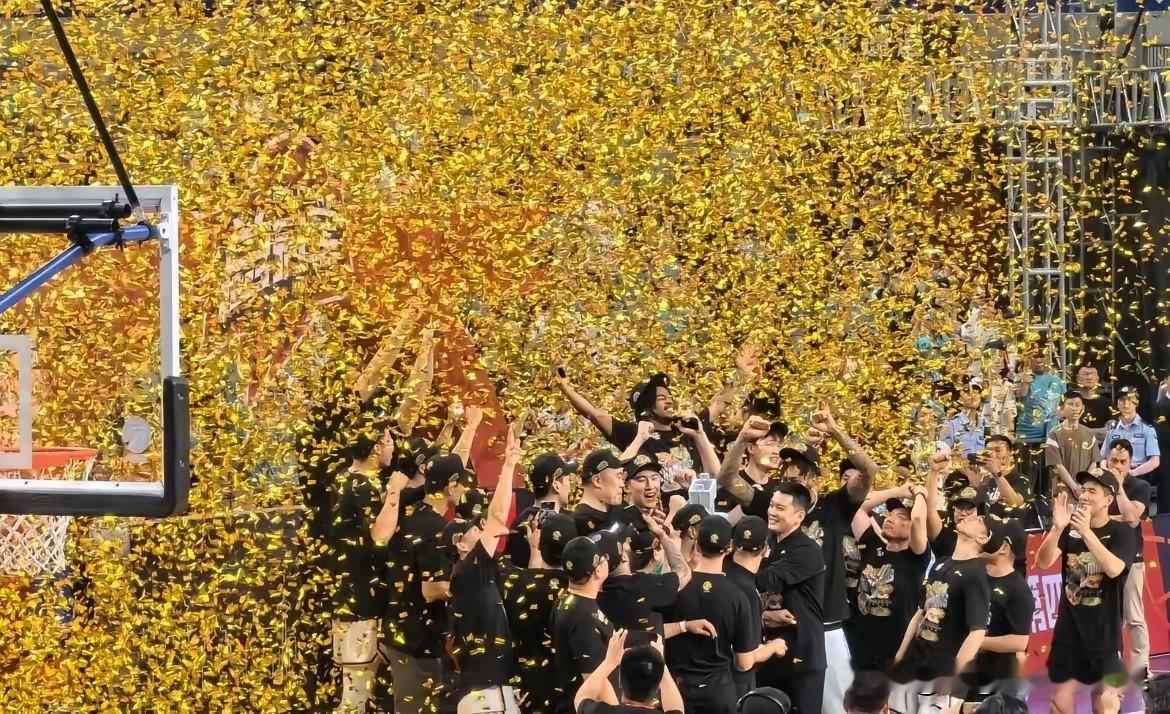 辽宁队主场欢迎张镇麟回家！

CBA.常规赛第九轮，上海客场挑战辽宁，也是张镇麟