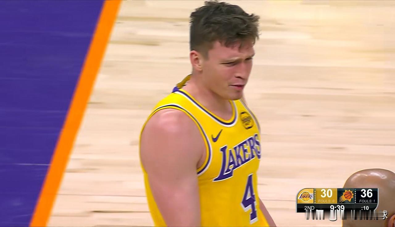 我强烈建议湖人立刻交易走克内克特，他真是毫无用处！在今天湖人客场挑战太阳的上半场