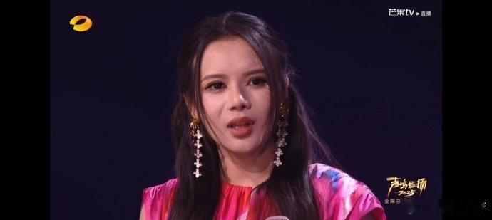 何炅何炅 你的朋友真的很拿得出手声鸣远扬太绝了！比赛现场的真挚陪伴！生特吾姬讲述