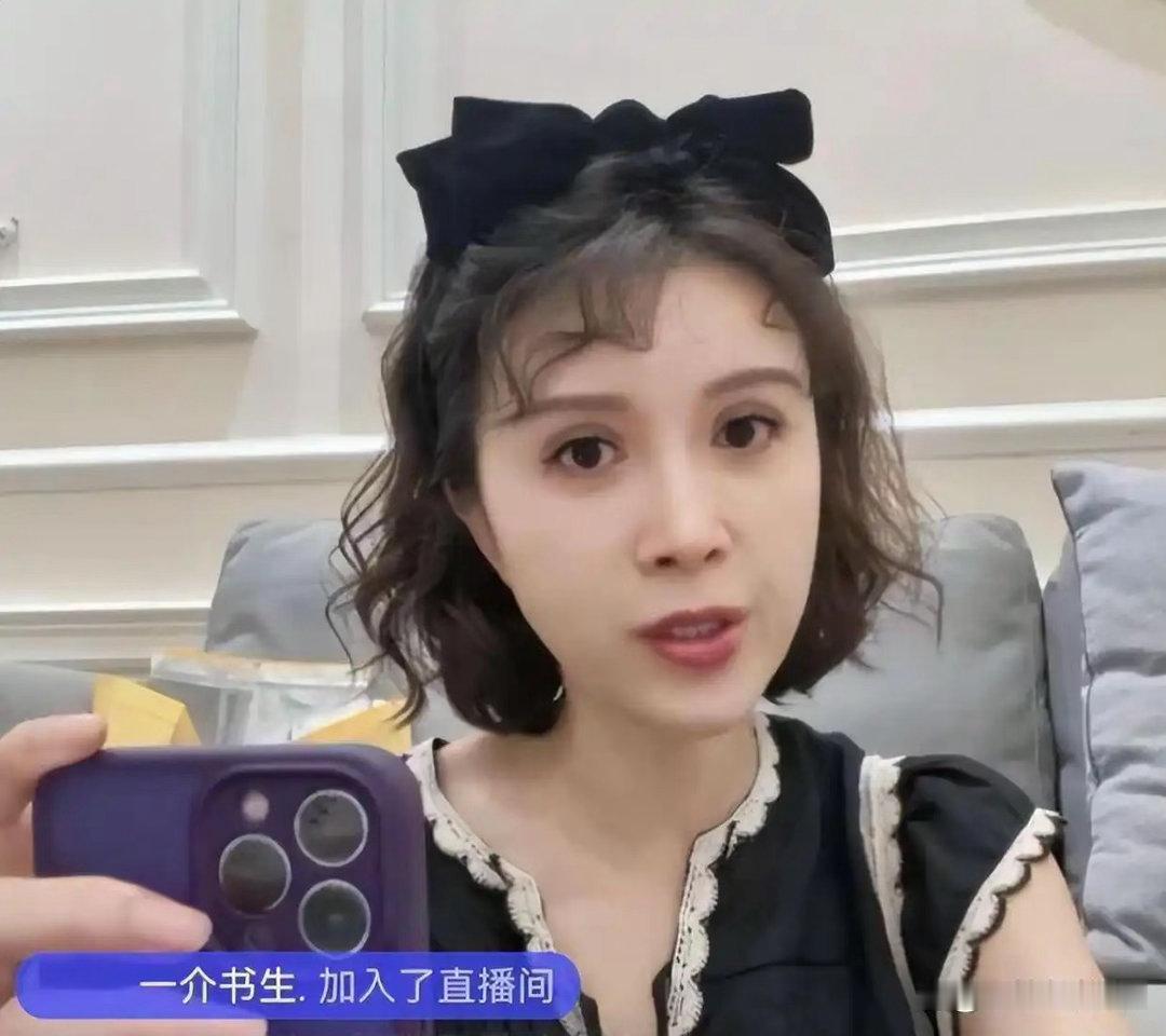 金巧巧说亲爹把她拼命赚的血汗钱都赔光了，家中经济拮据，她太无奈了 