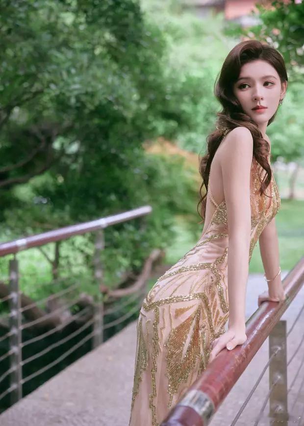 张予曦简直就是性感女神下凡，细腰、翘臀，身材火辣！ ​​​