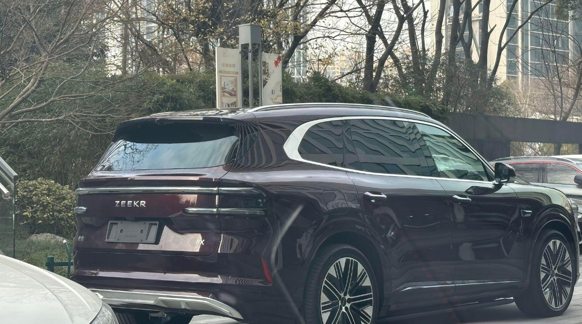 极氪8X实车图感觉对比极氪9X整车变得圆润了前脸依然大气将会更适合家用 