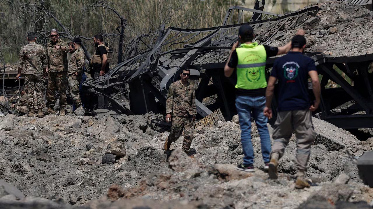 据美联社报道，以色列战机周四向黎巴嫩南部纳巴泰镇投下致命弹药，那片原本繁忙的工业