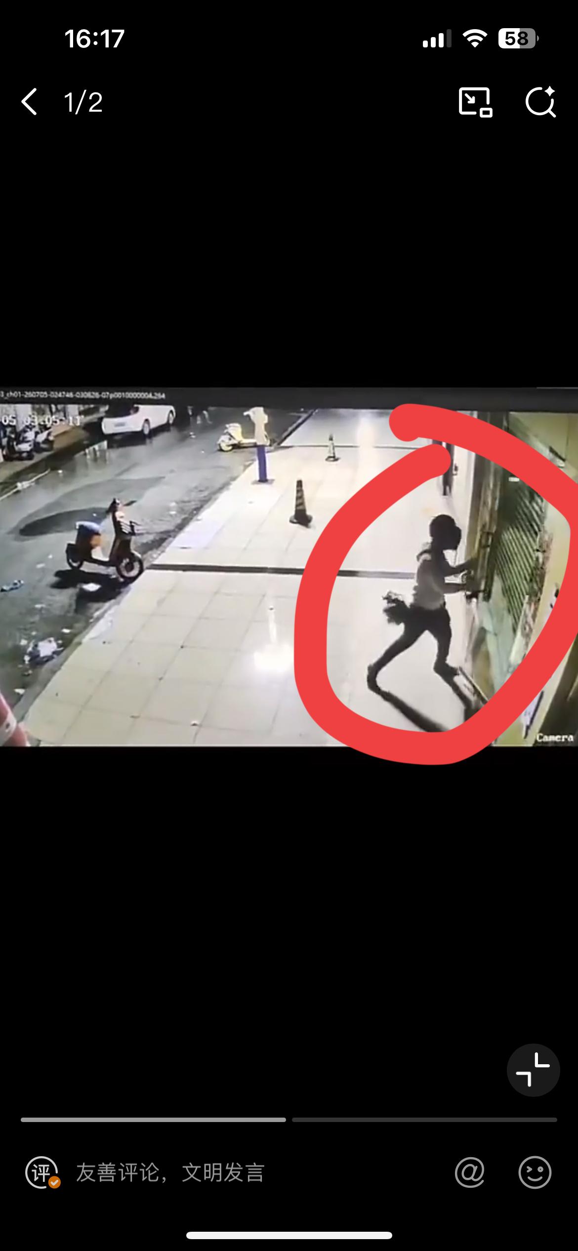广西灵山一金店半夜失窃，一个毛贼撬门闯入，洗劫了店里的金器、玉器等。事发 7 月