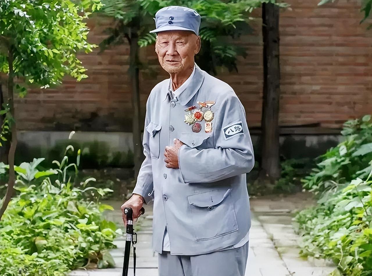 1942年，一个年仅11岁的“小叫花子”偷偷来到日寇的据点，他趁着鬼子不注意，找