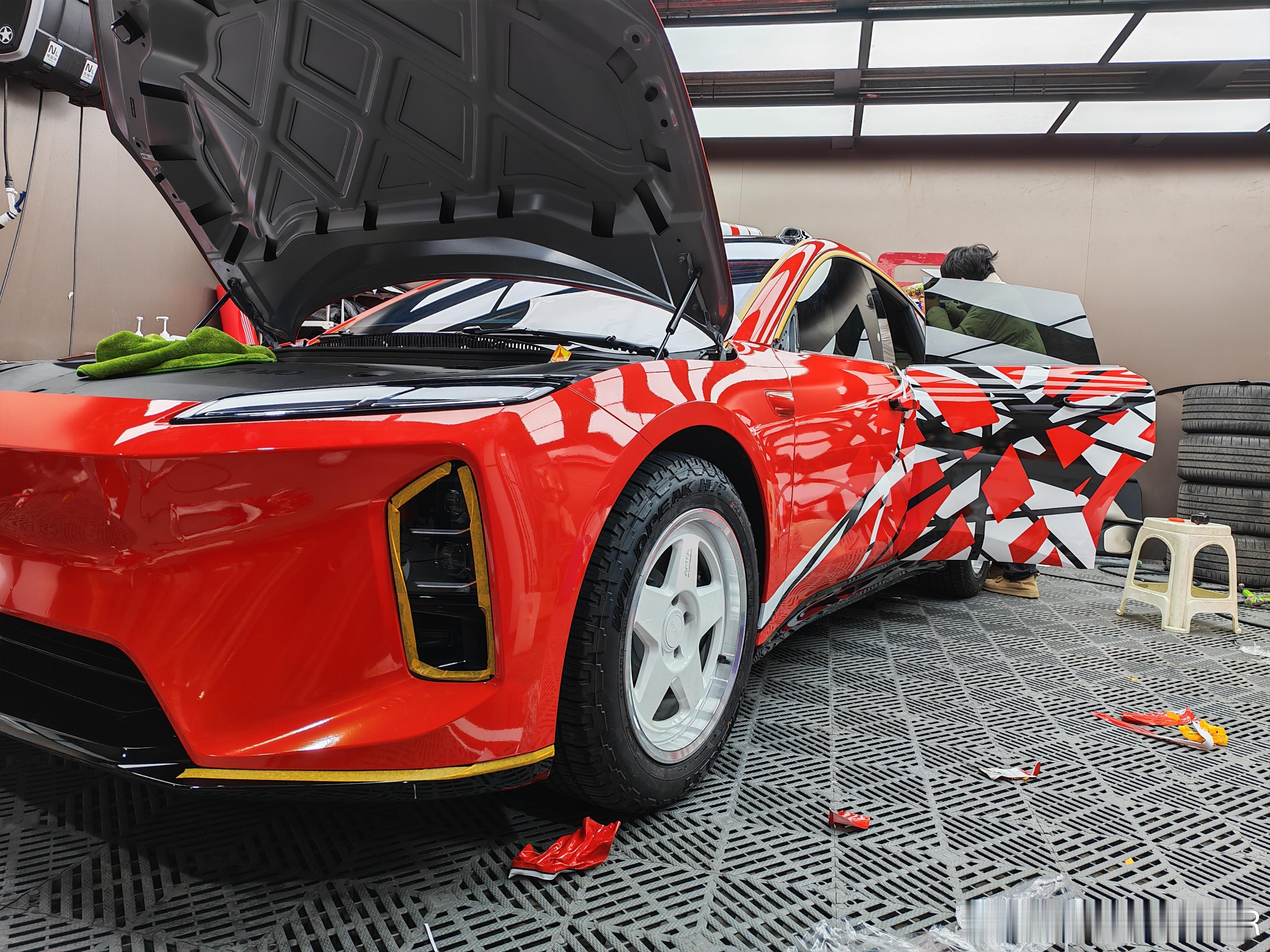 初见成效了哈，今天可辛苦给我贴膜的兄弟们了过两天多找点ET5T组队出去拍片啊 