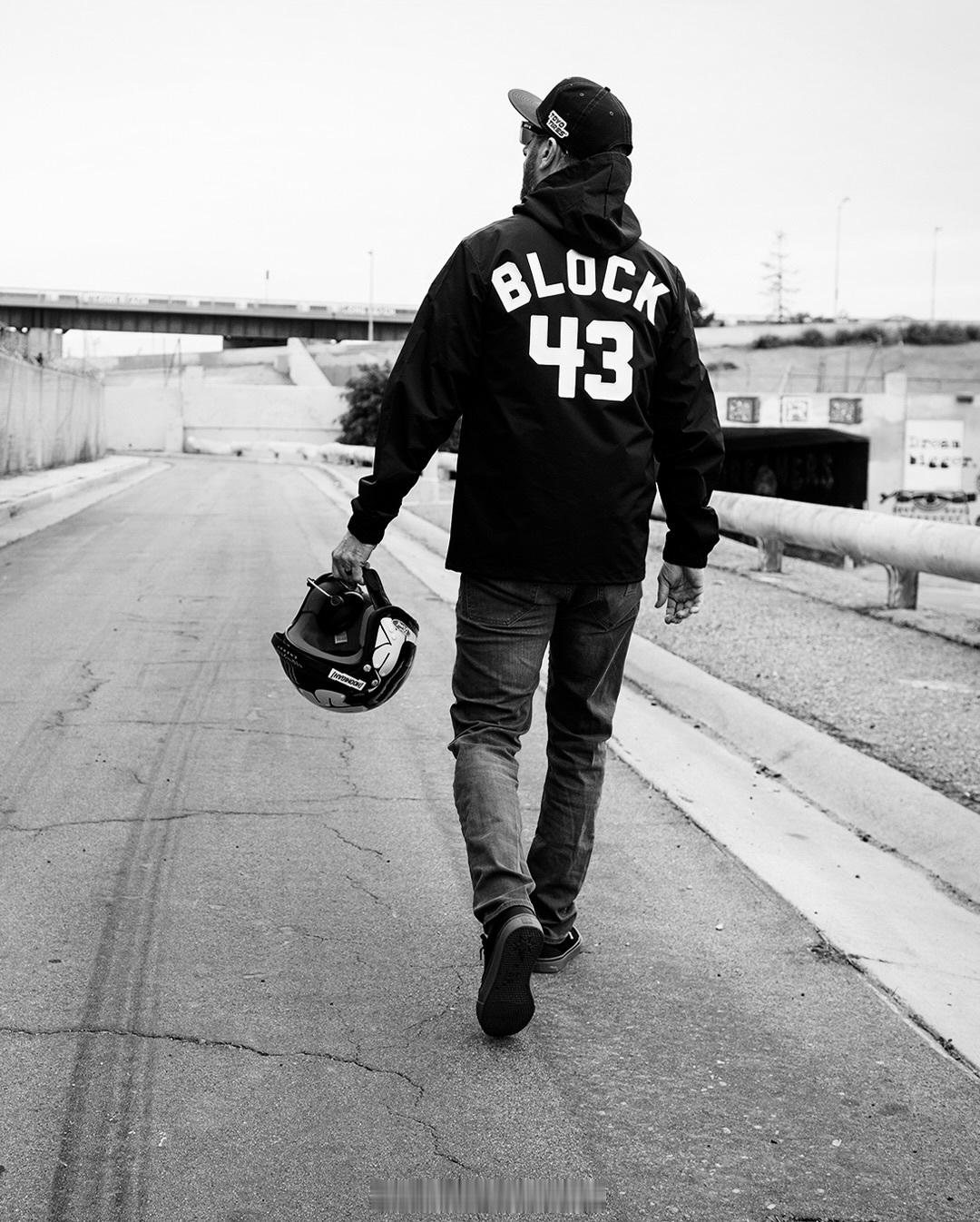 转眼间，他已经离开了3年了，给我们留下了无数疯狂的瞬间，哎。砖叔