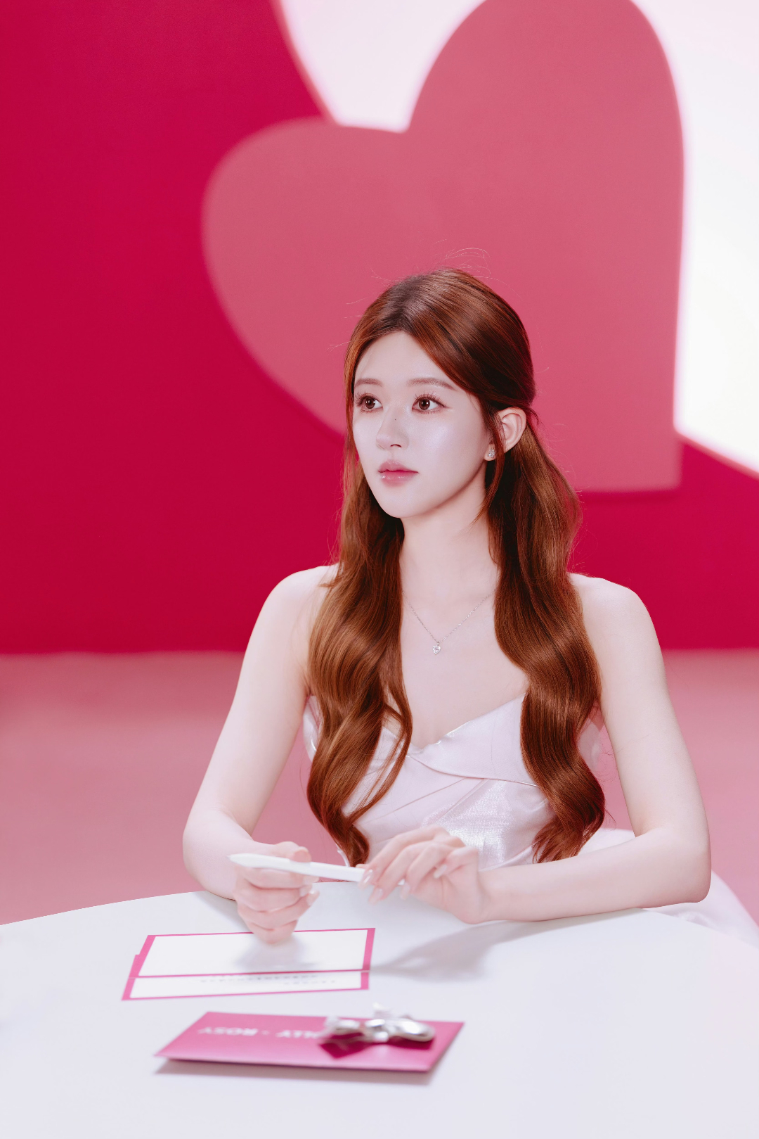 为什么赵露思出道这么久，从来没有被邀请参加过主流活动？ 