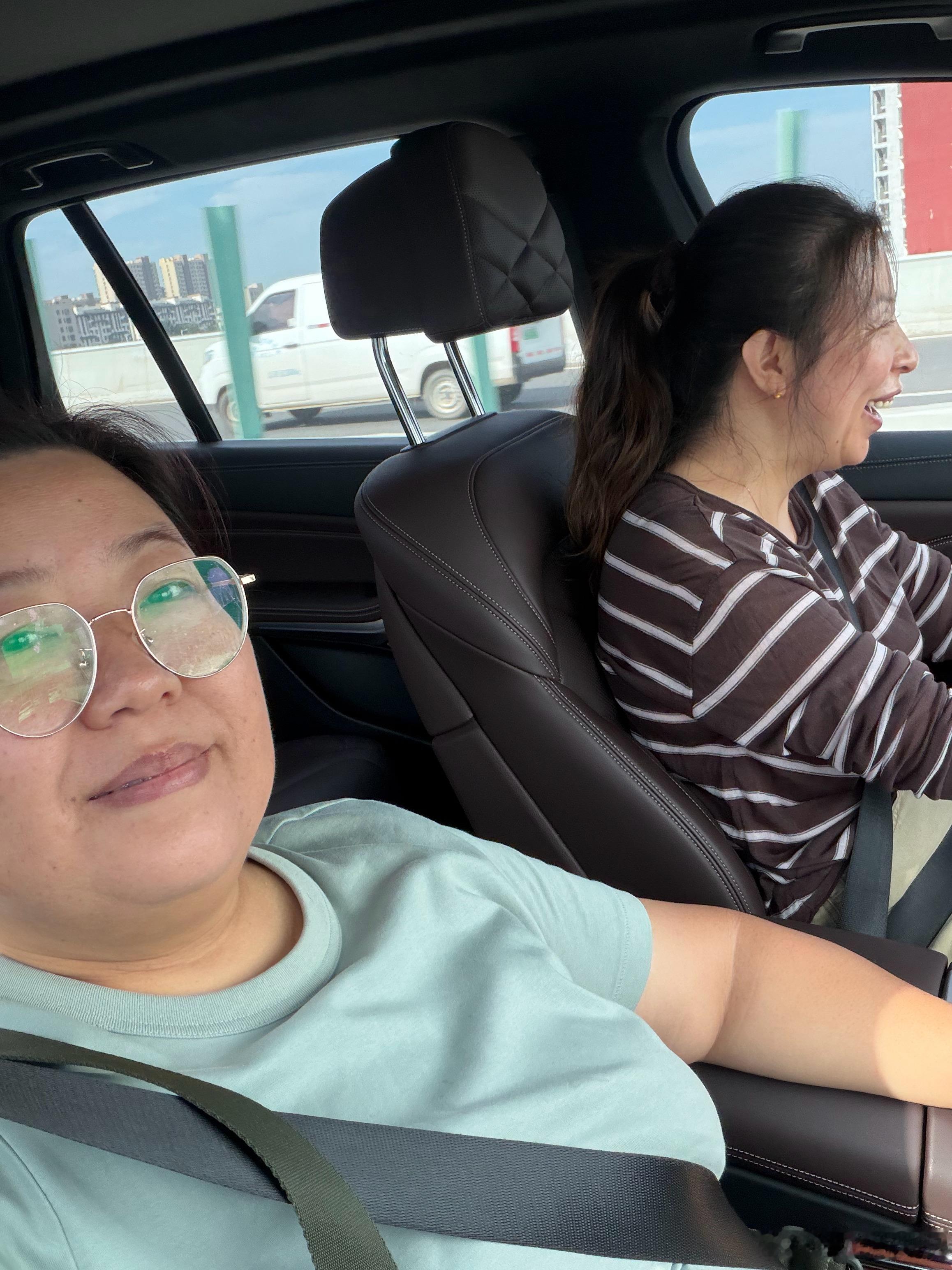 我妹逗我，你们俩的的老公都是来公司的，人家开宝马，你家开的啥？我说，都是宝字辈儿