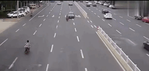 两辆电动车如此行车，司机无奈做出选择。 ​​​