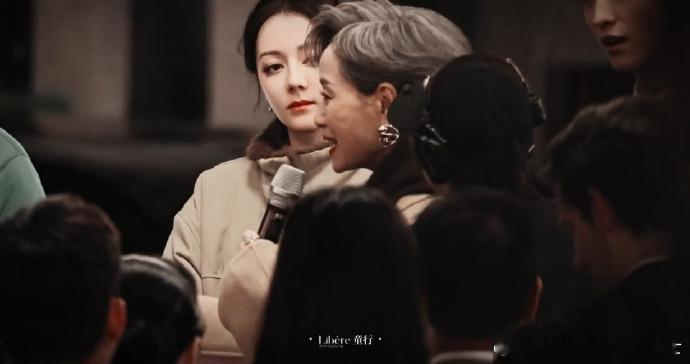 迪丽热巴叶童牵手路透迪丽热巴卫蓝白裙路透叶童的从容步履，热巴的温顺相随，牵手藏着