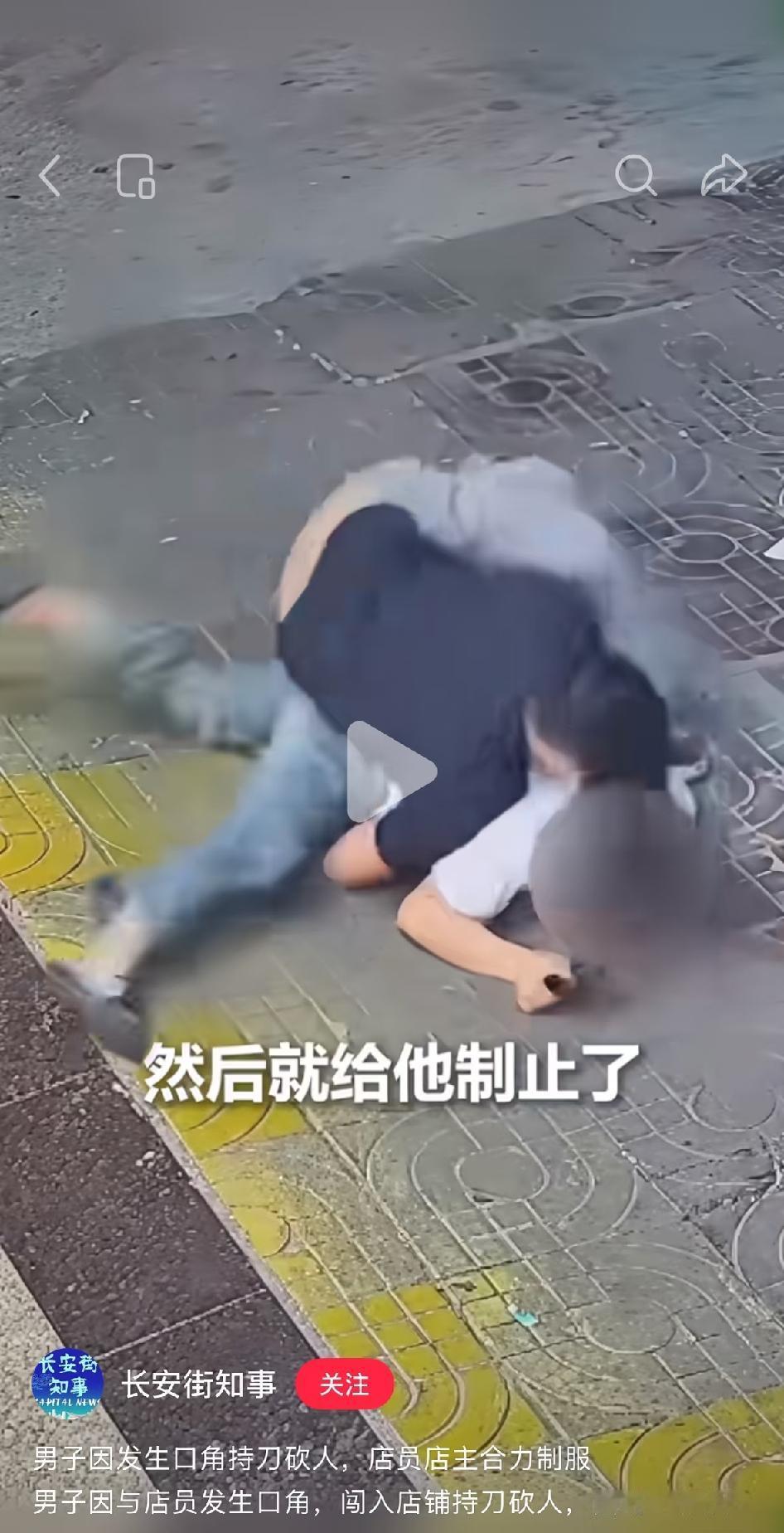 惊魂一幕！一名叫冯某某的男子，拎着一把弯刀冲进琼海一家麻辣烫店，对着有过矛盾的店