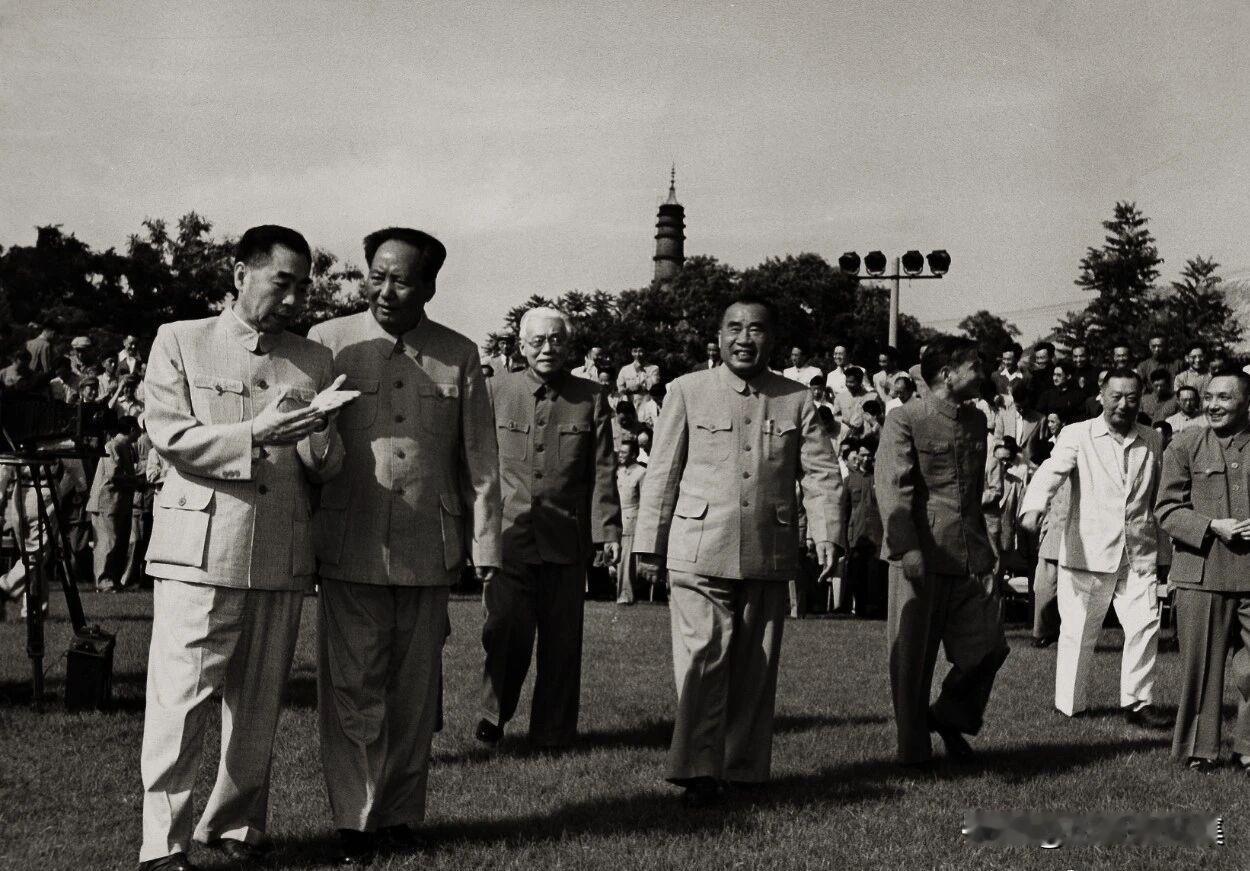 1956年6月14日，毛泽东、周恩来、朱德、陈云、林伯渠、聂荣臻等，在中南海接见