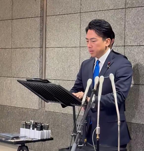 小泉进次郎抗议时脸色苍白，声音颤抖，眼神涣散。这样就对了！
12月6日周六下午到