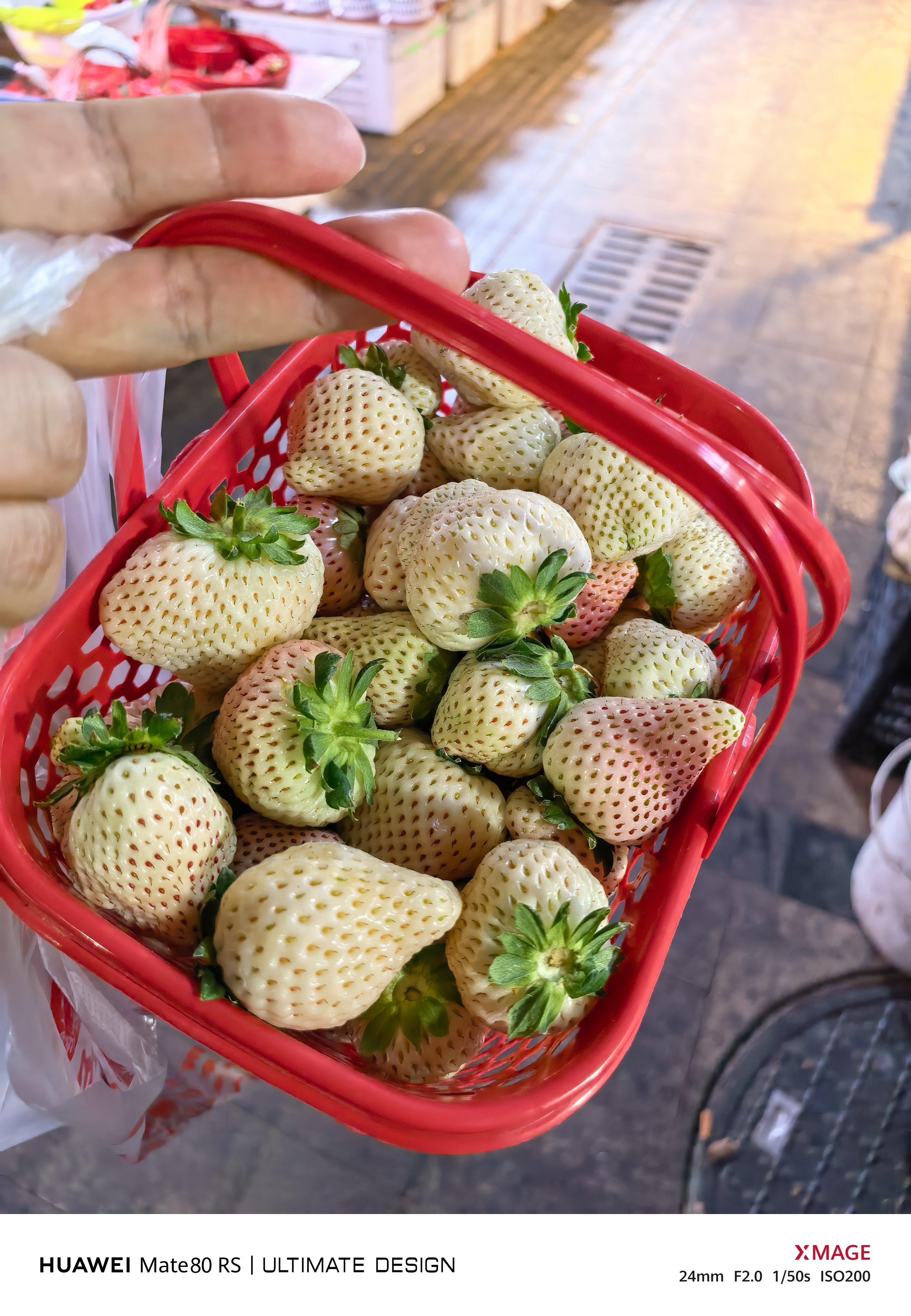 最近草莓真的很便宜。这一大筐白雪公主只要20块钱。直接论筐卖普通的品种直接10元