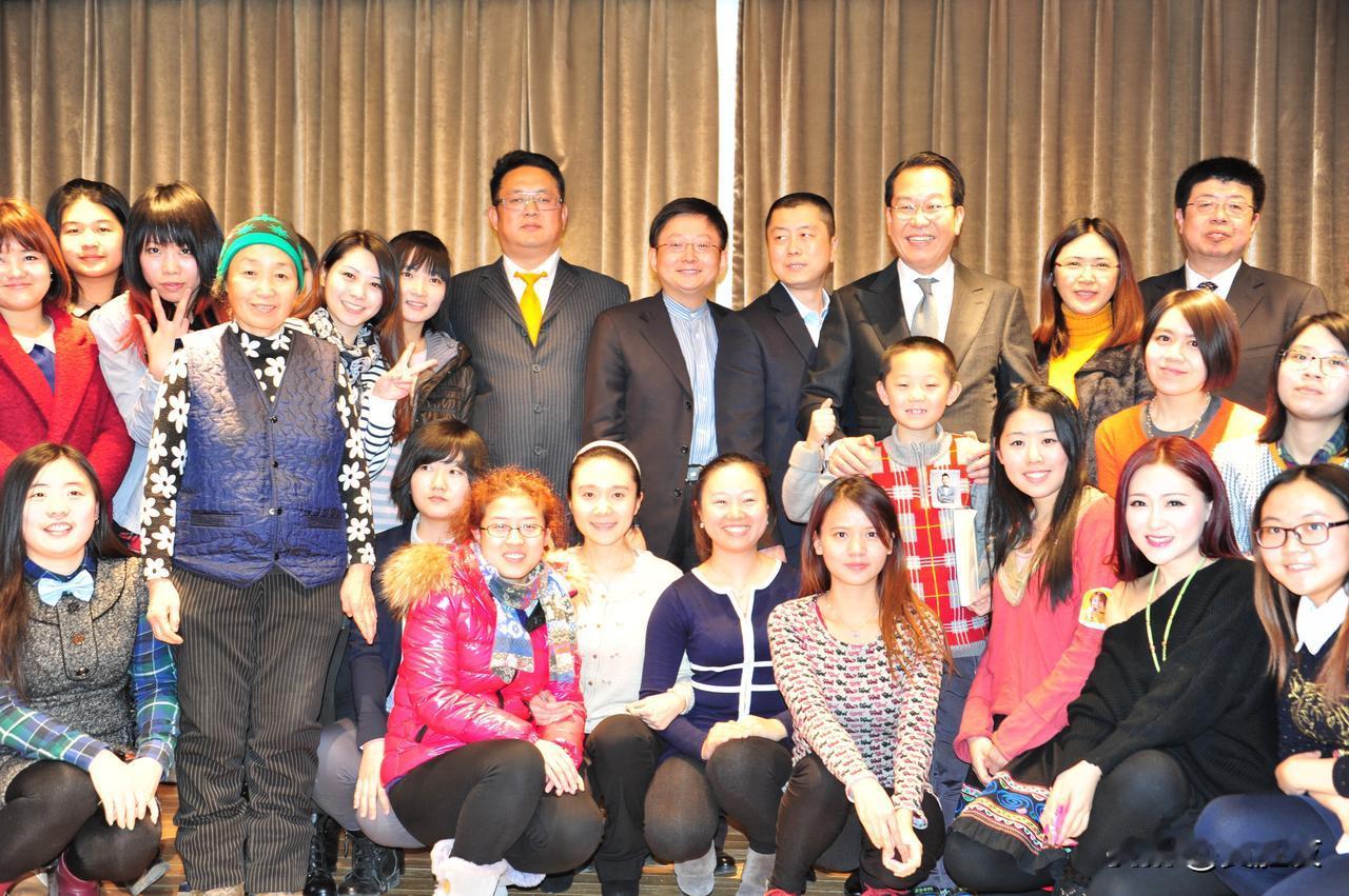 老照片：中韩民间外交。
​黄胜友、凯雷、李方、前韩国驻华大使……张颐武（右一）。