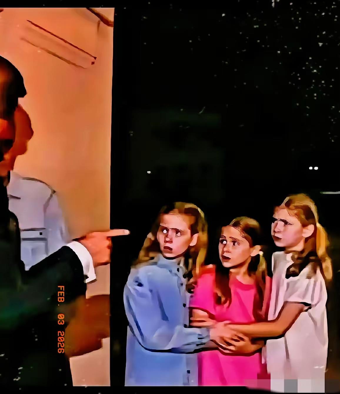 看看这三个小女孩的眼神，哪还有半分孩子的天真？冰冷、漠然还有说不出的诡异，看得人