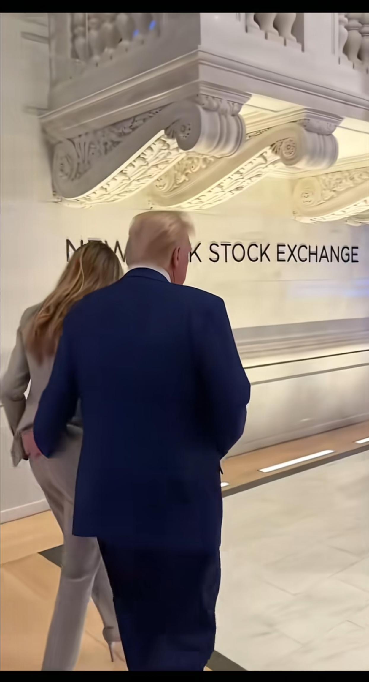 特朗普这是什么操作，要摸女人的屁股？而且是在大庭广众之下，动作奇怪，这不由得让人